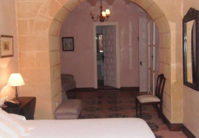 Espaciosas habitaciones en Hotel Palacio Marqués de la Gomera. El entorno más romántico con nuestro Spa y Masaje en Sevilla