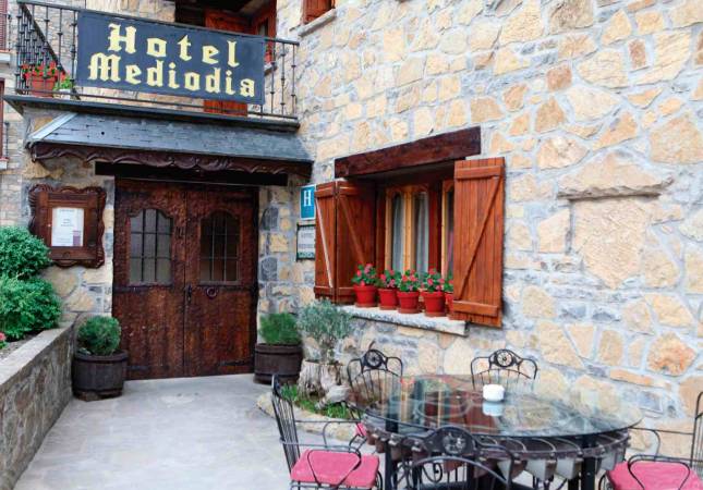 Románticas habitaciones en HOTEL MEDIODIA. Disfrúta con nuestro Spa y Masaje en Huesca