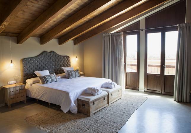 Confortables habitaciones en Hotel Mas De Cebrian. El entorno más romántico con nuestro Spa y Masaje en Teruel