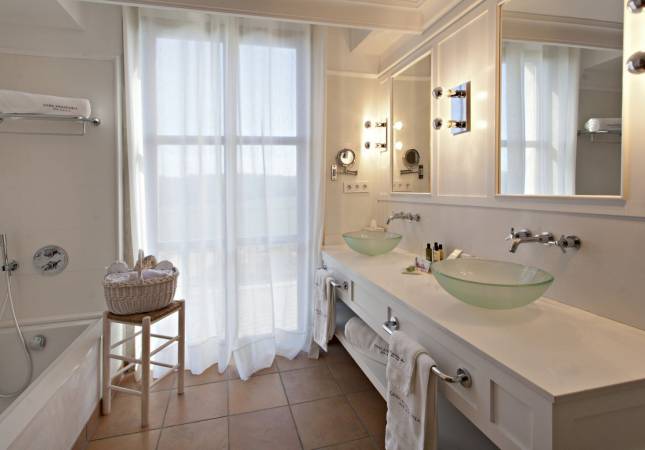 Espaciosas habitaciones en Hotel Casa Anamaria. El entorno más romántico con nuestro Spa y Masaje en Girona